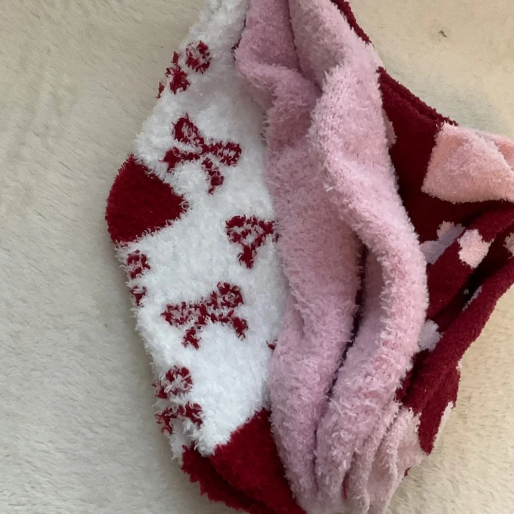 Capelli of New York Heart Pattern Fuzzy Socks - Red and Pink